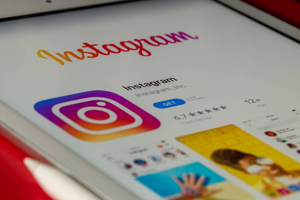 La fréquence de publication sur instagram peut impacter son classement - Hocatech white and blue labeled book